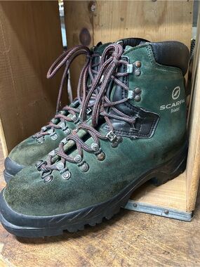 Scarpa Green Suede Men's mountaineering and crampon Boots with Black Soles
